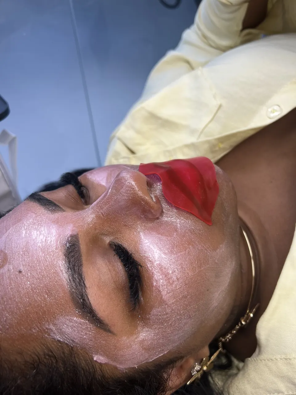 Cliente com máscara labial durante o atendimento