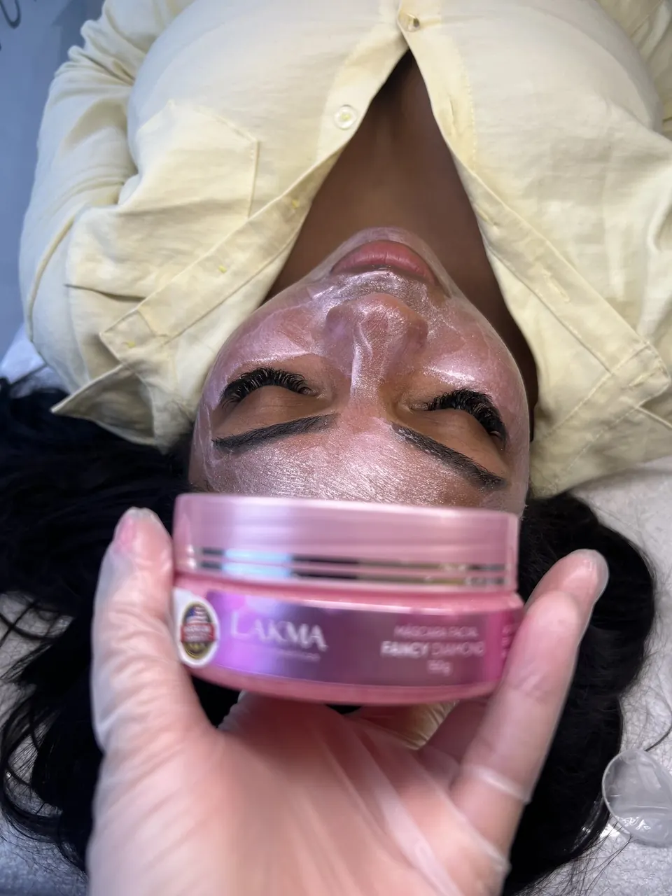 Aplicação de máscara facial durante o atendimento